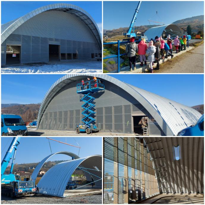 Koláž fotografií z výstavby multifunkčnej športovej plochy s prekrytím